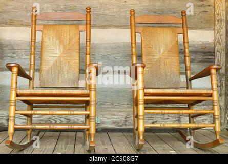 Porch Rockers laden zur Ruhe und Entspannung ein Stockfoto