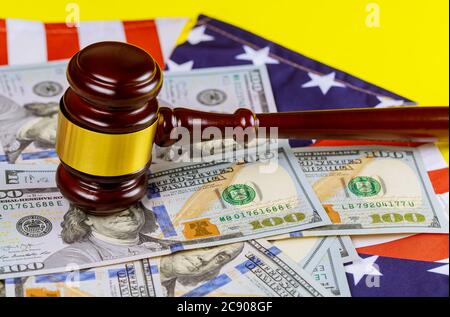 USA Anwälte in der US-Anwaltskanzlei mit Richter Gavel auf amerikanischer Flagge auf US-Dollar Währung american Cash Stockfoto