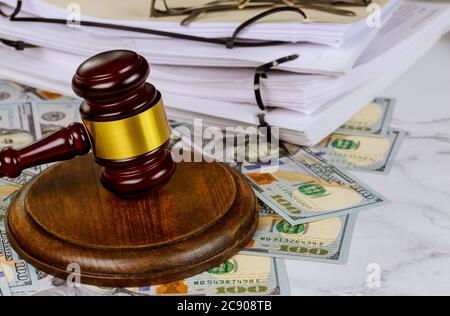 Arbeitsplatz Gesetzgebung Büro Richter gavel Symbol auf Datei-Ordner mit Arbeitsgesetz Dokument Stockfoto