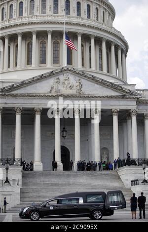 Washington, USA. Juli 2020. Ein Leichenwagen mit der Schatulle des verstorbenen US-Kongressabgeordneten und Bürgerrechtlers John Lewis kommt am 27. Juli 2020 auf dem Capitol Hill in Washington, DC, USA, an. Der verstorbene US-Kongressabgeordnete und Bürgerrechtler John Lewis lag hier am Montag im Capitol. Kredit: Ting Shen/Xinhua/Alamy Live Nachrichten Stockfoto