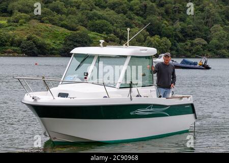 Männlich 30-50 an Bord eines Motorbootes Beneteau Antares 600. Stockfoto