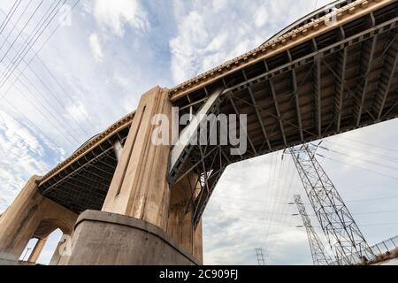 Unter der historischen und jetzt abgerissenen 6th Street Brücke in der Nähe der Innenstadt von Los Angeles in Südkalifornien. Stockfoto