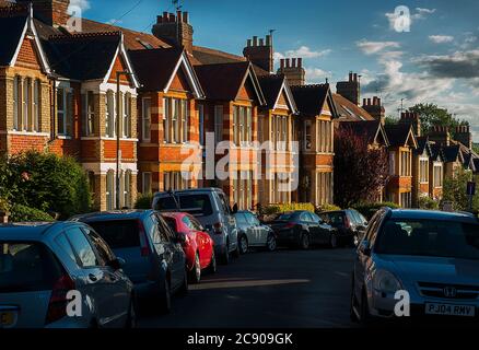 Steep Street gesäumt mit Urban Terrace Houses bei Sonnenuntergang Stockfoto