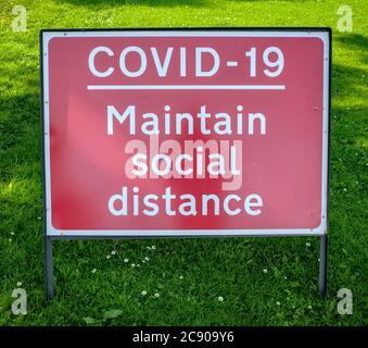 Covid - 19 - Pflegen Sie soziale Abstand Zeichen, East Lothian, Schottland Großbritannien. Stockfoto