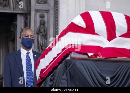 Washington, Usa. Juli 2020. Ben Carson, US-Minister für Wohnungsbau und Stadtentwicklung, würd die Schatulle mit dem Körper des im Staat liegenden Kongressabgeordneten John Lewis, während der öffentlichen Besichtigung im US-Captiol in Washington DC am Montag, den 27. Juli, 2020.Ê aufgrund der COVID-19 Pandemie wird die civilÊrights Legende kurz in der Kapitolrotunde liegen und dann nach draußen verlegt werden, wo die Öffentlichkeit sicher Respekt zahlen kann. Foto von Tasos Katopodis/UPI Kredit: UPI/Alamy Live News Stockfoto