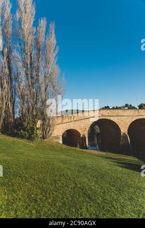 RICHMOND, 17. Juli 2020: Die Richmond Bridge in Tasmanien an einem sonnigen Wintertag, an dem die Besucher die historische Umgebung mit ihrem Erbe genießen Stockfoto