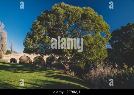 RICHMOND, 17. Juli 2020: Die Richmond Bridge in Tasmanien an einem sonnigen Wintertag, an dem die Besucher die historische Umgebung mit ihrem Erbe genießen Stockfoto