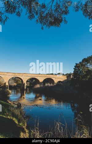 RICHMOND, 17. Juli 2020: Die Richmond Bridge in Tasmanien an einem sonnigen Wintertag, an dem die Besucher die historische Umgebung mit ihrem Erbe genießen Stockfoto