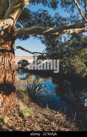 RICHMOND, 17. Juli 2020: Die Richmond Bridge in Tasmanien an einem sonnigen Wintertag, an dem die Besucher die historische Umgebung mit ihrem Erbe genießen Stockfoto