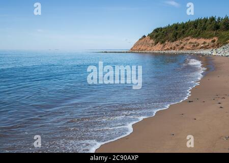 Ruhiges Wasser am Lawrencetown Beach, Nova Scotia, Kanada Stockfoto