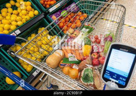 Einkaufen Trolley mit gesunden Lebensmitteln und Scannen, wie Sie Scanner einkaufen Stockfoto