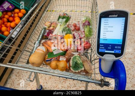 Einkaufen Trolley mit gesunden Lebensmitteln und Scannen, wie Sie Scanner einkaufen Stockfoto