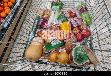 Blick hinunter in einen Einkaufswagen mit gesunden Lebensmitteln verpackt Stockfoto