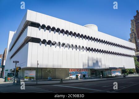 Straßenszene, Lenox Health Greenwich Village Urgent Care Facility, New York City, New York, USA Stockfoto