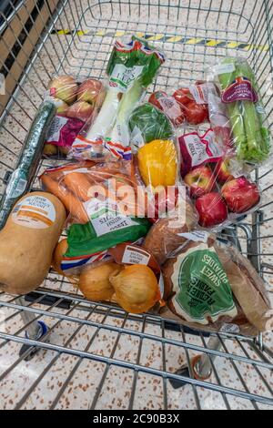 Blick hinunter in einen Einkaufswagen mit gesunden Lebensmitteln verpackt Stockfoto