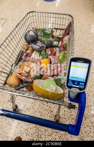 Einkaufen Trolley mit gesunden Lebensmitteln und Scannen, wie Sie Scanner einkaufen Stockfoto