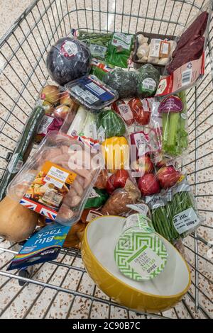 Einkaufen Trolley mit gesunden Lebensmitteln und Scannen, wie Sie Scanner einkaufen Stockfoto