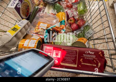 Einkaufen Trolley mit gesunden Lebensmitteln und Scannen, wie Sie Scanner einkaufen Stockfoto