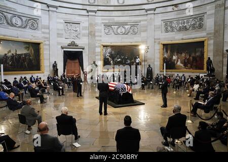 (200727) -- WASHINGTON, 27. Juli 2020 (Xinhua) -- Menschen trauern um den verstorbenen US-Kongressabgeordneten und Bürgerrechtler John Lewis in der Capitol Rotunda in Washington, DC, USA, am 27. Juli 2020. Der verstorbene US-Kongressabgeordnete und Bürgerrechtler John Lewis lag hier am Montag im Capitol. (J. Scott Applewhite/Pool über Xinhua) Stockfoto