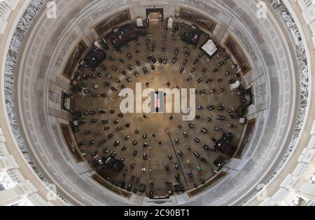 (200727) -- WASHINGTON, 27. Juli 2020 (Xinhua) -- Menschen trauern um den verstorbenen US-Kongressabgeordneten und Bürgerrechtler John Lewis in der Capitol Rotunda in Washington, DC, USA, am 27. Juli 2020. Der verstorbene US-Kongressabgeordnete und Bürgerrechtler John Lewis lag hier am Montag im Capitol. (Jonathan Ernst/Pool via Xinhua) Stockfoto