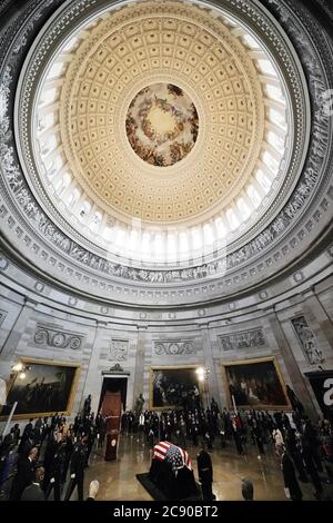 (200727) -- WASHINGTON, 27. Juli 2020 (Xinhua) -- Menschen trauern um den verstorbenen US-Kongressabgeordneten und Bürgerrechtler John Lewis in der Capitol Rotunda in Washington, DC, USA, am 27. Juli 2020. Der verstorbene US-Kongressabgeordnete und Bürgerrechtler John Lewis lag hier am Montag im Capitol. (J. Scott Applewhite/Pool über Xinhua) Stockfoto