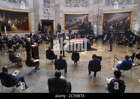 (200727) -- WASHINGTON, 27. Juli 2020 (Xinhua) -- Menschen trauern um den verstorbenen US-Kongressabgeordneten und Bürgerrechtler John Lewis in der Capitol Rotunda in Washington, DC, USA, am 27. Juli 2020. Der verstorbene US-Kongressabgeordnete und Bürgerrechtler John Lewis lag hier am Montag im Capitol. (Shawn Thew/Pool über Xinhua) Stockfoto