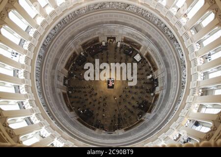 (200727) -- WASHINGTON, 27. Juli 2020 (Xinhua) -- Menschen trauern um den verstorbenen US-Kongressabgeordneten und Bürgerrechtler John Lewis in der Capitol Rotunda in Washington, DC, USA, am 27. Juli 2020. Der verstorbene US-Kongressabgeordnete und Bürgerrechtler John Lewis lag hier am Montag im Capitol. (Jonathan Ernst/Pool via Xinhua) Stockfoto