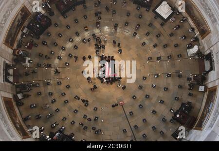 (200727) -- WASHINGTON, 27. Juli 2020 (Xinhua) -- Menschen trauern um den verstorbenen US-Kongressabgeordneten und Bürgerrechtler John Lewis in der Capitol Rotunda in Washington, DC, USA, am 27. Juli 2020. Der verstorbene US-Kongressabgeordnete und Bürgerrechtler John Lewis lag hier am Montag im Capitol. (Jonathan Ernst/Pool via Xinhua) Stockfoto