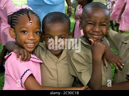 Schulkinder auf Exkursion zum Botanischen Garten in Kingston, Jamaika Stockfoto