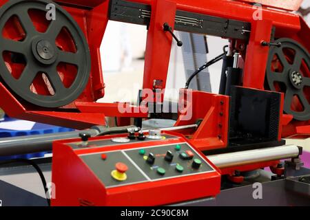 Industrielle horizontale Metall-Schneideband-Sägemaschine. Selektiver Fokus. Stockfoto