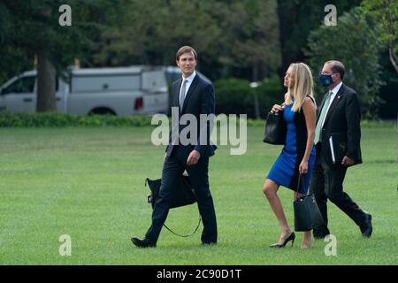 Von links gehen Jared Kushner, Assistent des Präsidenten und Senior Advisor, Pressesprecher des Weißen Hauses Kayleigh McEnany und US-Minister für Gesundheit und menschliche Dienste (HHS) Alex Azar über den South Lawn des Weißen Hauses in Washington, DC, während sie sich darauf vorbereiten, US-Präsident Donald J. Trump bei einem Besuch im Bioproces Innovation Center bei Fujifilm Diosynth Biotechnologies in Morrisville, North Carolina, am 27. Juli 2020 zu begleiten.Quelle: Chris Kleponis/Pool via CNP Stockfoto