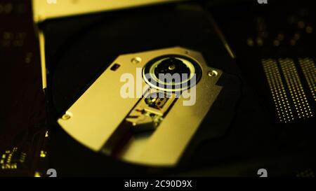 CD-rom mit gelbem Licht Computer Teil Konzept Stockfoto