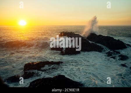 Meeresbrandung während des atemberaubenden Sonnenuntergangs. Stockfoto