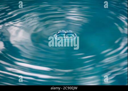 Luftblasen auf der Wasseroberfläche Stockfoto
