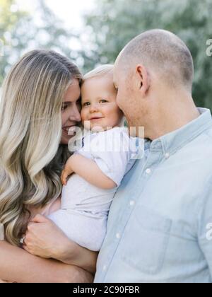 Eltern küssen Baby Junge Sohn Stockfoto