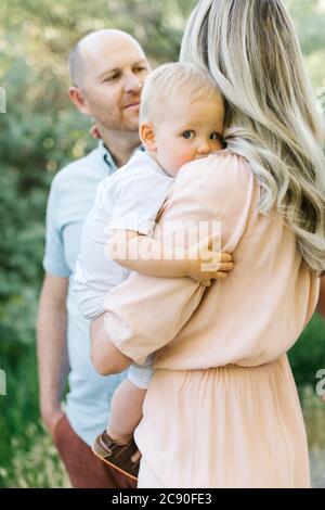 Mutter und Vater mit ihrem kleinen Sohn Stockfoto