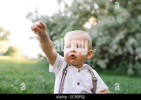 Outdoor-Porträt von Baby im Park Stockfoto