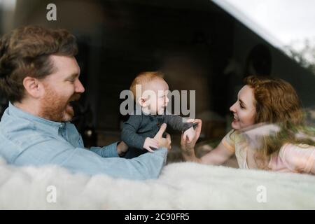 Mutter und Vater spielen mit Baby-Sohn (6-11 Monate) Stockfoto