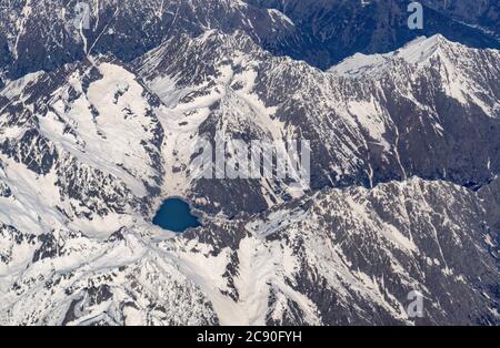 Schweiz, Kanton Wallis, See zwischen verschneiten Bergen Stockfoto