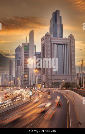 Vereinigte Arabische Emirate, Dubai, Verkehr auf der Autobahn und moderne Stadtarchitektur Stockfoto