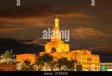 Doha, Katar, Abdullah bin Zaid Al Mahmoud Islamisches Kulturzentrum in der Nacht Stockfoto