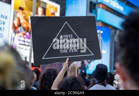 Black Woman's/Womxn March Protest - New York City - vereinigen Sie die vielen, um die wenigen Zeichen in der Menge von Menschen gehalten zu besiegen Stockfoto