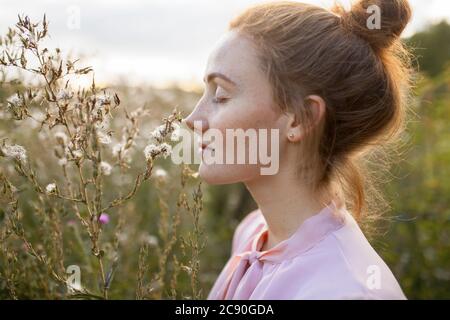 Russland, Omsk, Junge Frau auf der Wiese Stockfoto