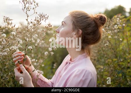 Russland, Omsk, Junge Frau auf der Wiese Stockfoto