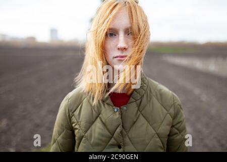 Russland, Omsk, Porträt der jungen Frau im Feld Stockfoto