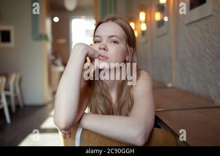 Porträt der jungen Frau mit langen blonden Haaren Stockfoto