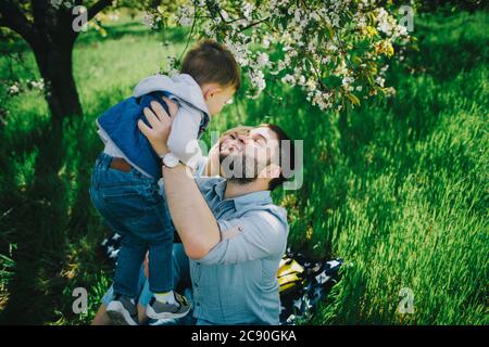 Eltern mit Sohn (2-3) im Obstgarten Stockfoto