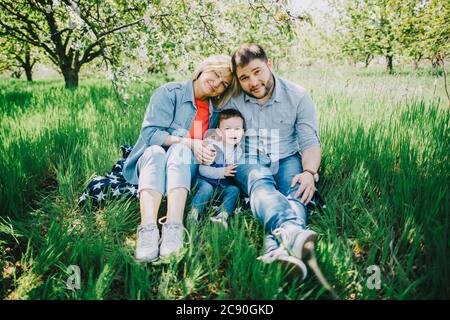 Eltern mit Sohn (2-3) im Obstgarten Stockfoto