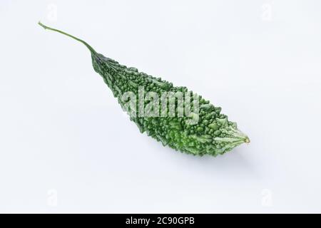 Frische Bittermelone auf weißem Hintergrund Stockfoto