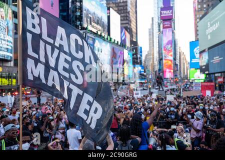 Black Womans/Womxn March Protest - New York City - Black Lives Matter große Flagge winkte vor der nyc Protestmasse Stockfoto